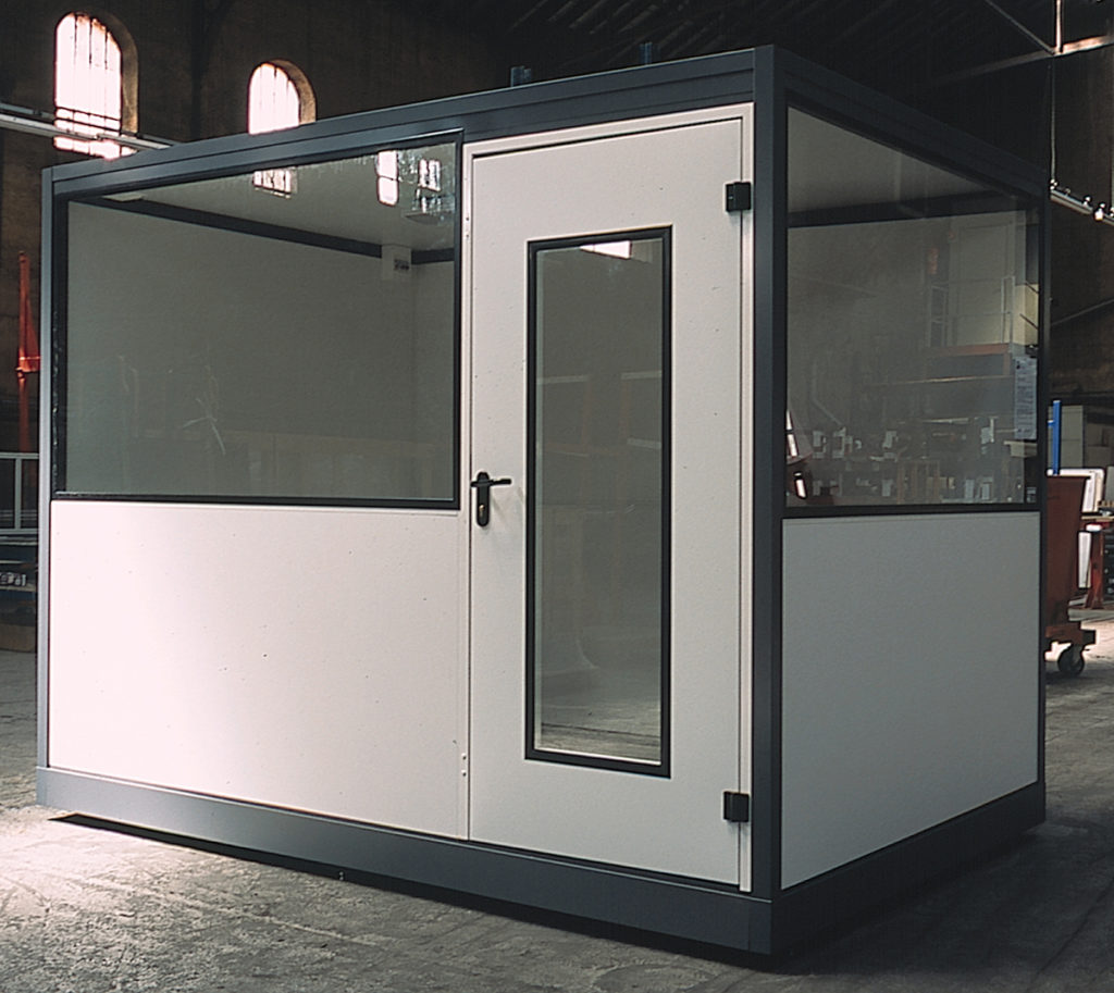 Cabine d'atelier palettisable conçue avec des cloisons modulaires pour les chantiers